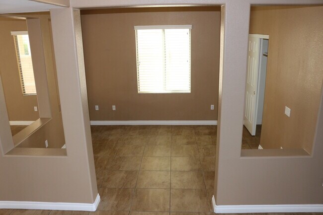Foto del edificio - SHOWINGS AVAILABLE NOW