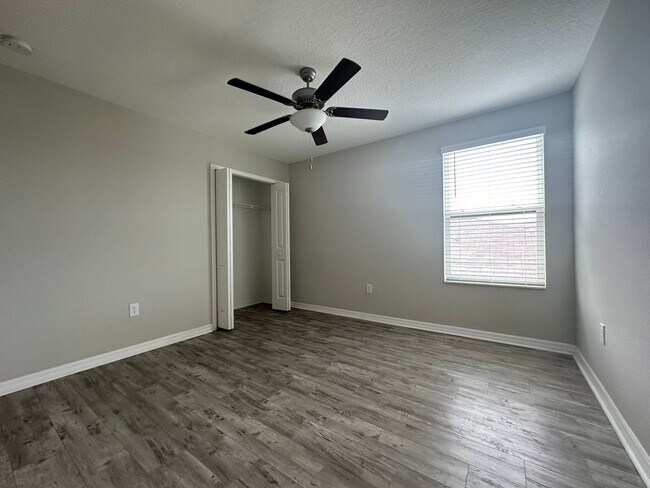 Building Photo - Beautiful 6 Bedroom Home