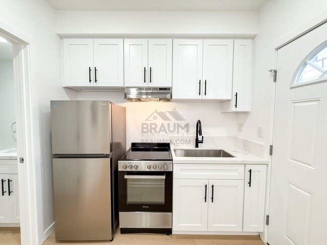 Foto del edificio - 11228 Huston St