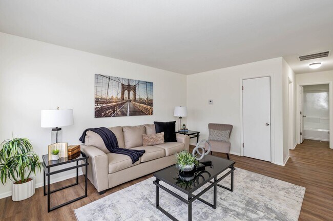 Foto del edificio - 2213-2215 Fairfax Road