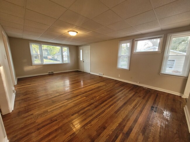 Building Photo - 2 Bedroom, 1 Bathroom home with Garage!