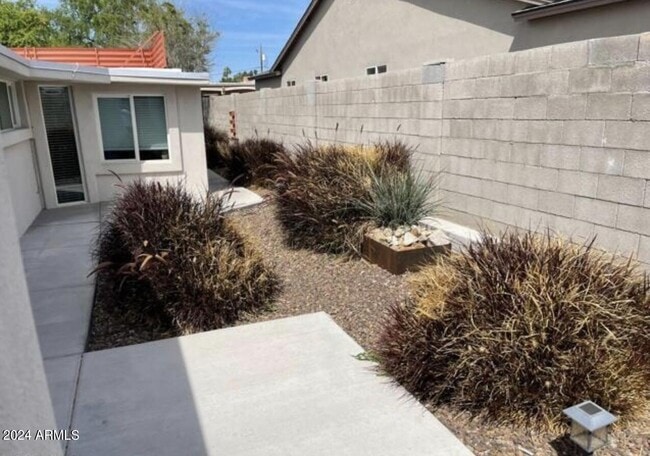 Building Photo - 721 E Sierra Vista Dr