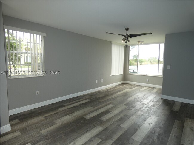 Foto del edificio - 2831 N Oakland Forest Dr
