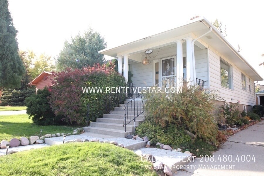 Primary Photo - Beautiful Upstairs Apartment in Great Loca...