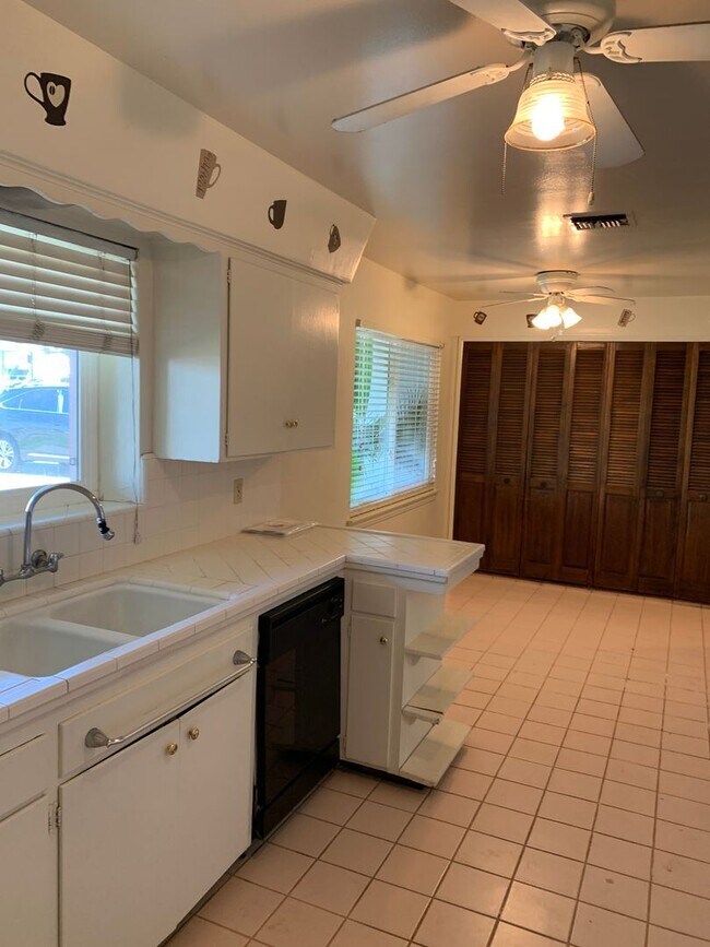 Building Photo - 3 br, 2 bath House - 1141 W Barstow Ave