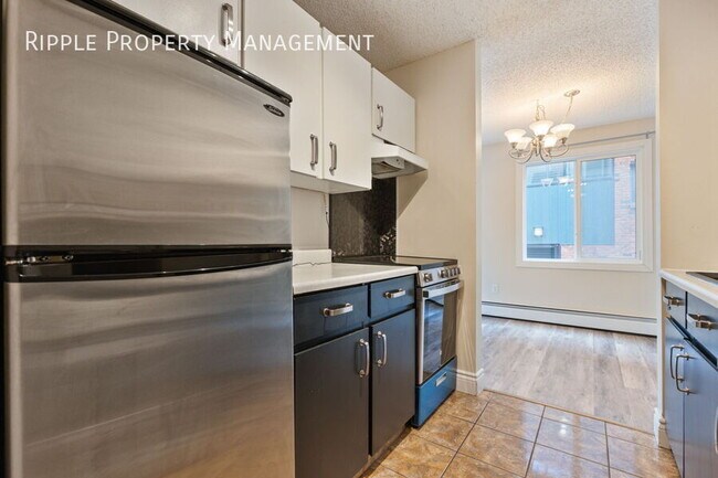 Photo du bâtiment - Modern 2 Beds, 1 Baths Apartment/Condo | 1 Cat Allowed | BUILDING AGE RESTRICTED: OCCUPANTS MUST ...
