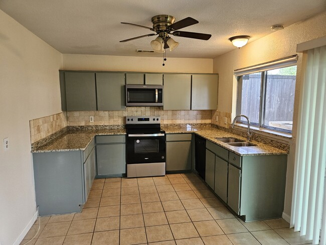 Building Photo - 611 Dewberry Dr