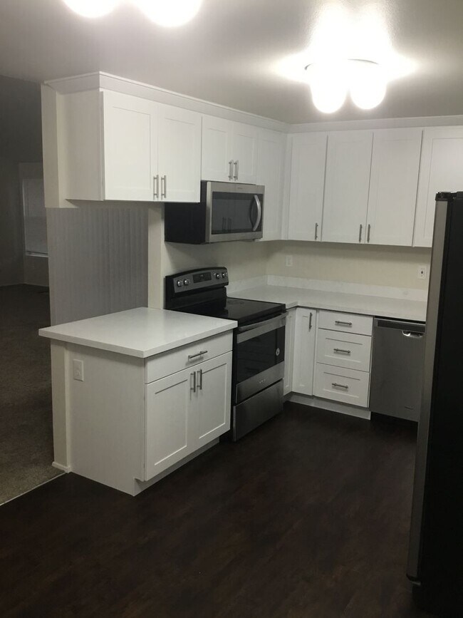 Foto del edificio - 3 Bedroom East Hill Home - $3,100/month