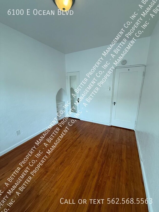 Foto del edificio - Lower Bright Corner Unit w/Hardwood Floors...