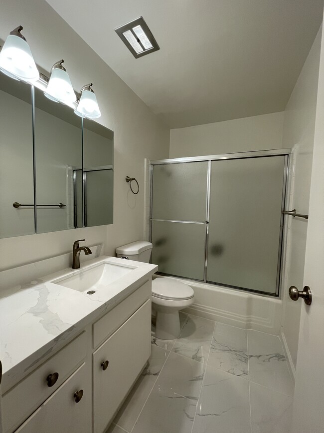 Foto del edificio - Private Patio, hardwood floors throughout