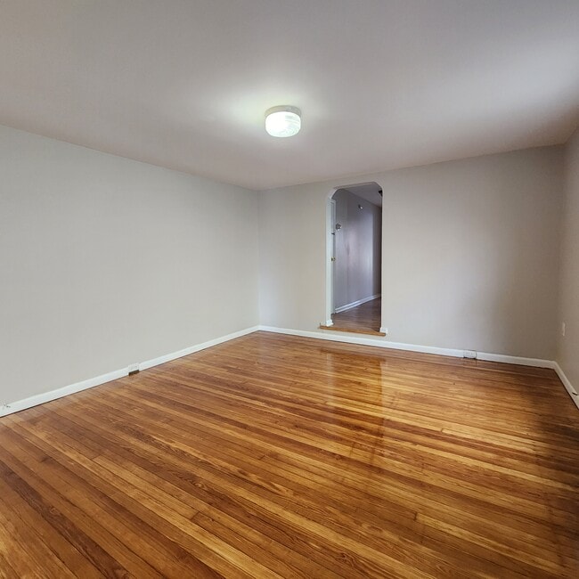 Building Photo - 216 Elm St