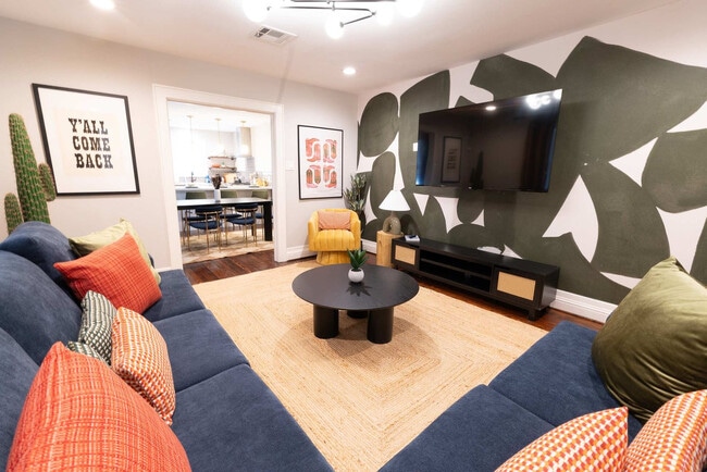 Building Photo - 725 Peddie St