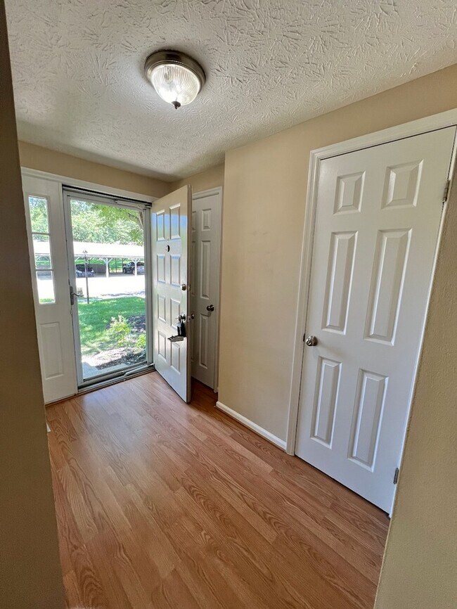 Building Photo - 792 Woodlyn Dr S