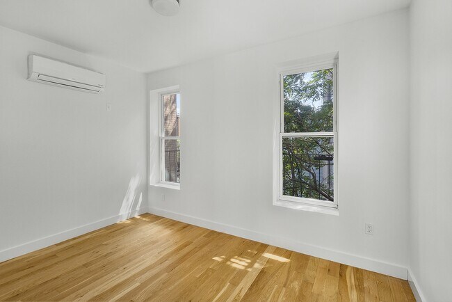 Building Photo - 562A Morgan Ave