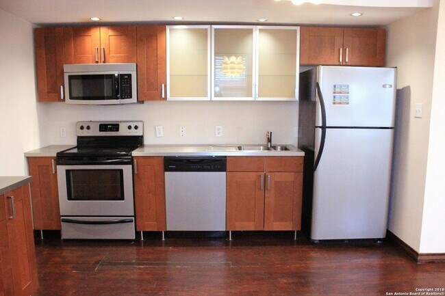 Building Photo - 810 E Ashby Pl