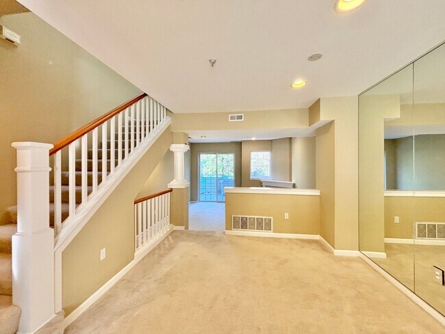 Foto del edificio - Beautiful 2bed townhome for rent in Bellevue