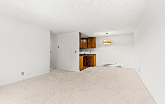 Foto del edificio - Modern 2-Bedroom Condo with Pool and Koi Pond Views