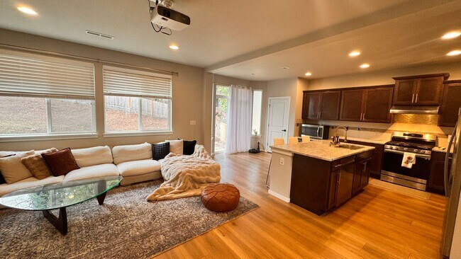 Foto del edificio - Beautifully maintained 4-bedroom, 3.5-bath home in Auburn.