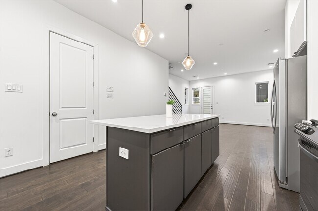 Building Photo - 5841 Dolores St