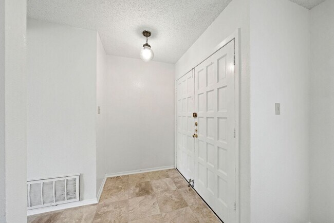 Foto del edificio - 3 Bedrooms and 2 Bathrooms located in Heri...