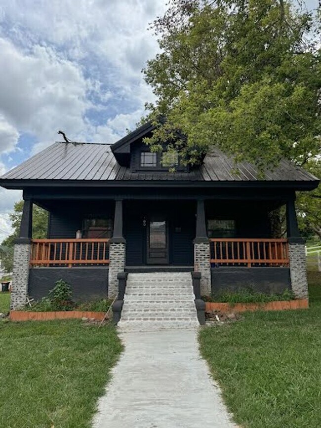 Building Photo - 600 W 7th St