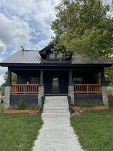 Building Photo - 600 W 7th St