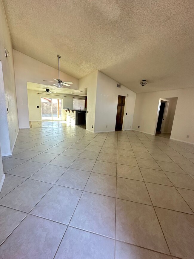 Foto del edificio - Spacious East Palmdale Home