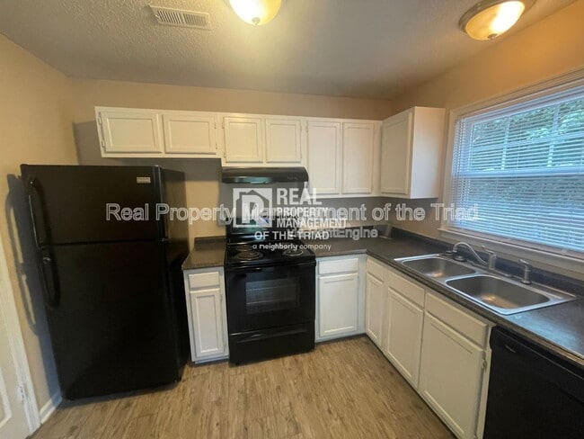 Building Photo - 4005 Sassafras Ct