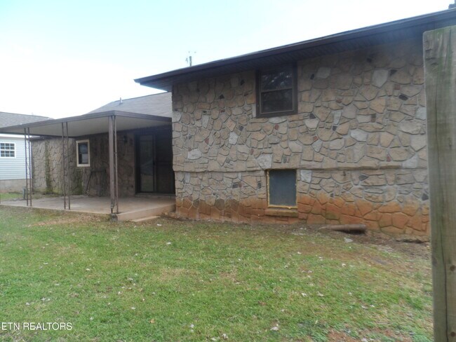 Building Photo - 4917 Lincoln Dr