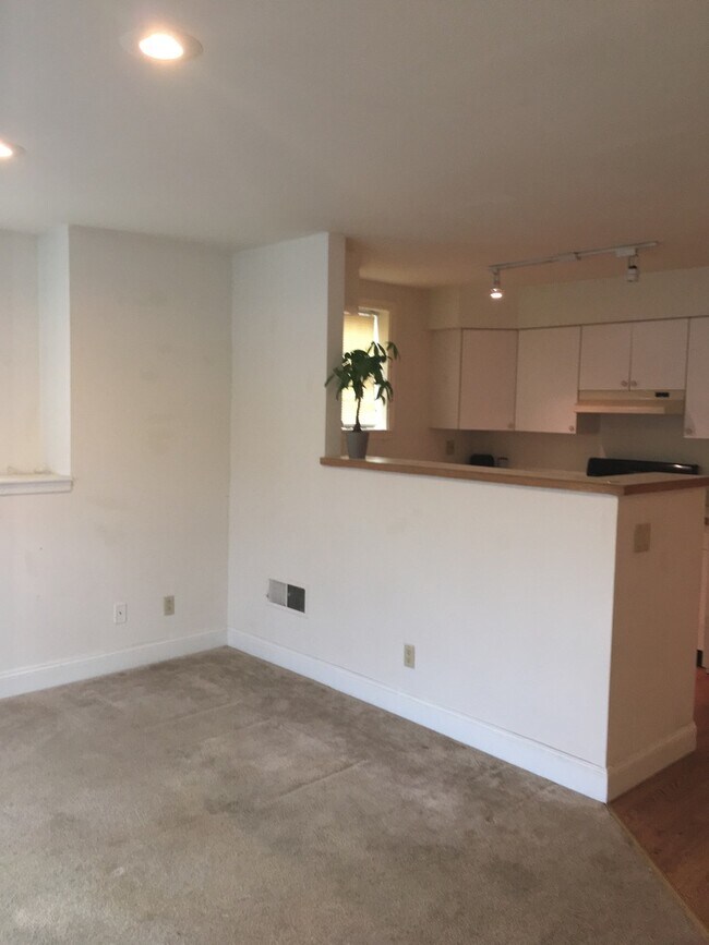 Building Photo - 1 Bed / 1 Bath Unit - Prime Location!