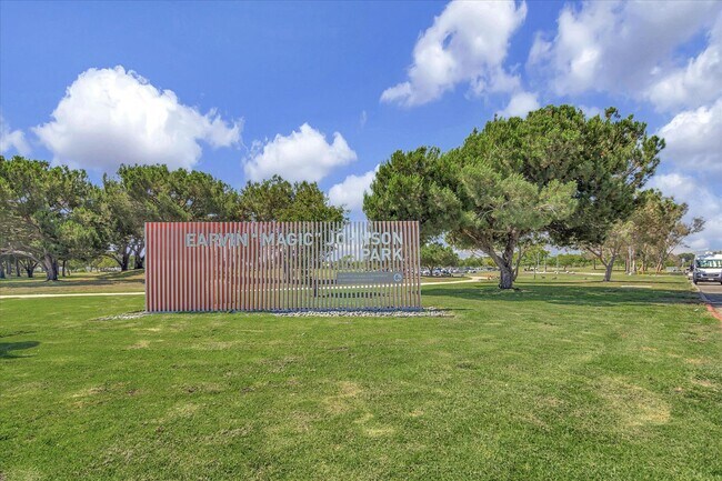 Building Photo - 811 Soulagiana Ct