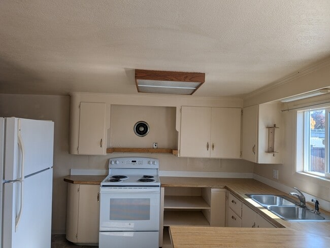 Building Photo - 133 N Main St