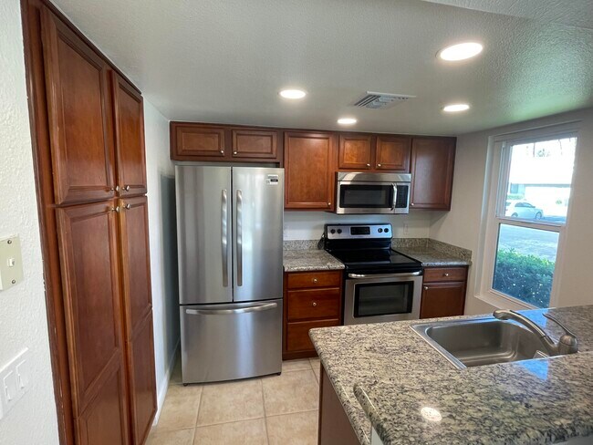 Foto del edificio - 43376 Cook St