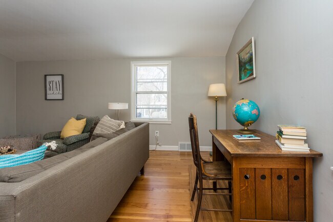 Foto del edificio - 810 Kenwood St