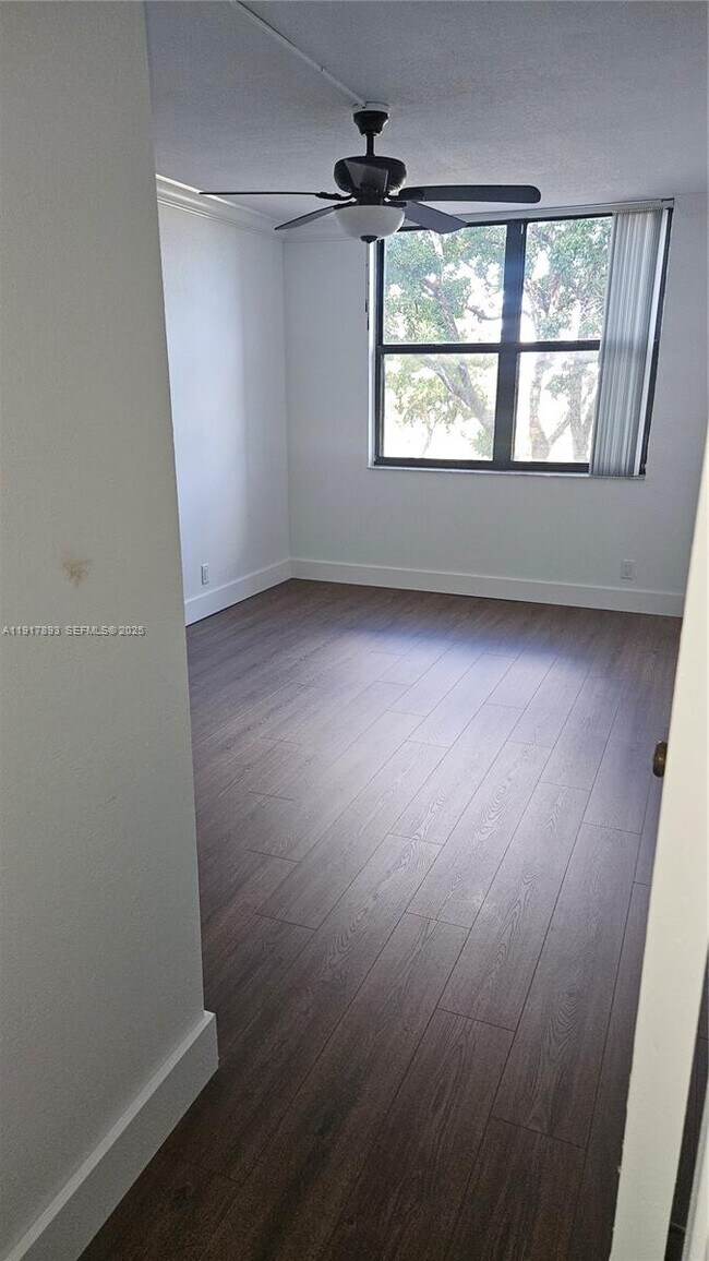 Foto del edificio - 105 Lake Emerald Dr