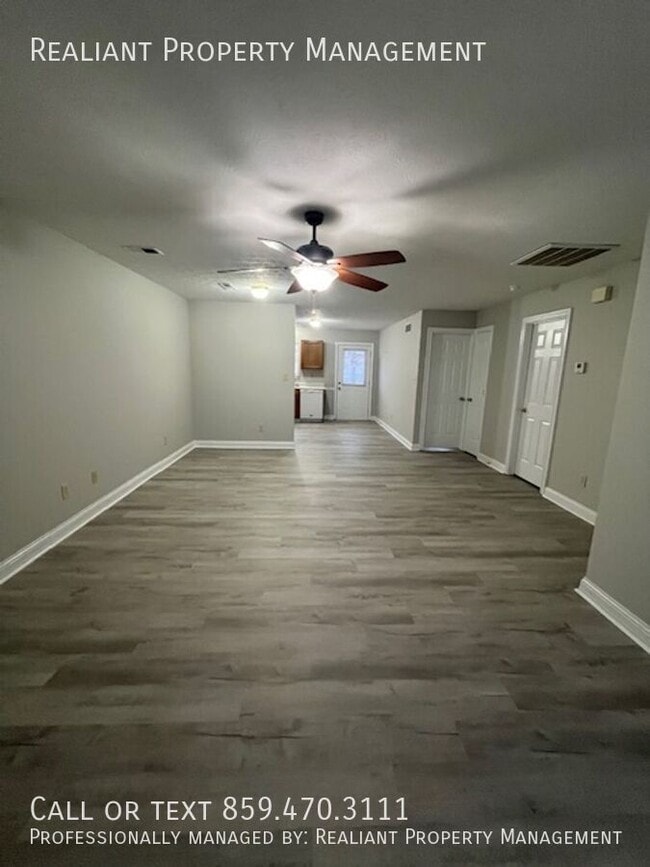 Building Photo - 1005 Pinoak Dr