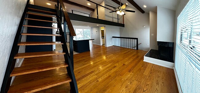 sala de estar y altillo - 6724 Eastridge Dr