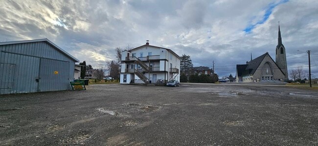 Building Photo - 671 Rue Principale