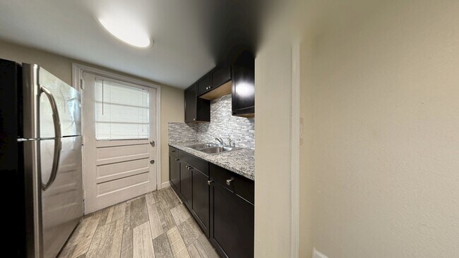 Building Photo - 2 N Fernwood Ave