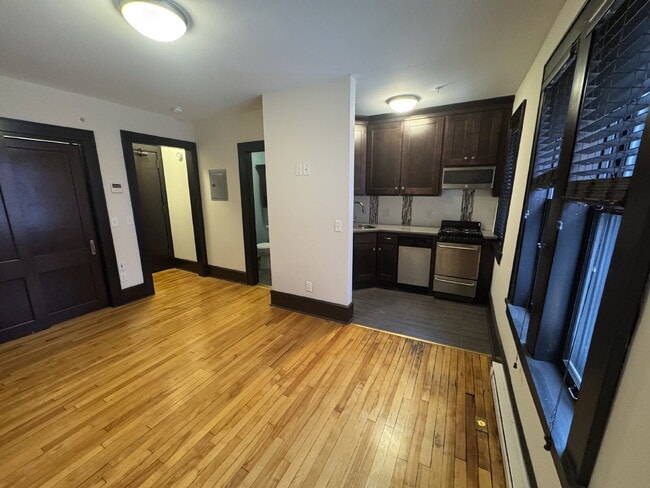 Foto del edificio - "Charming Studio Retreat with Hardwood Elegance in Downtown Minneapolis!"