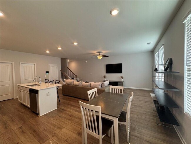 Foto del edificio - Beautiful Townhome Located at The Borough ...