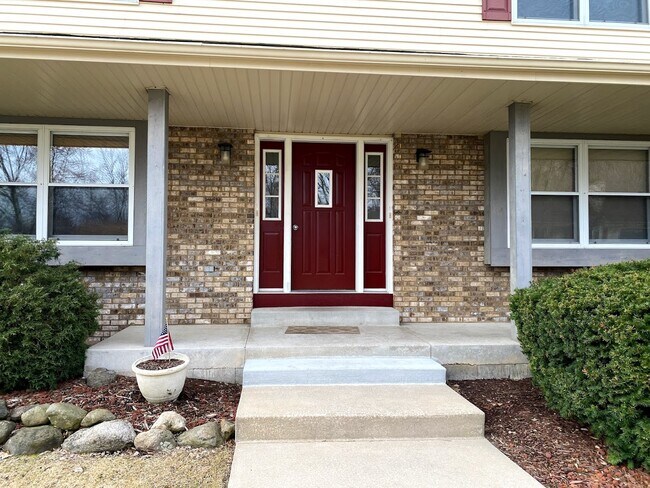 Front - 635 W Briarknoll Ct