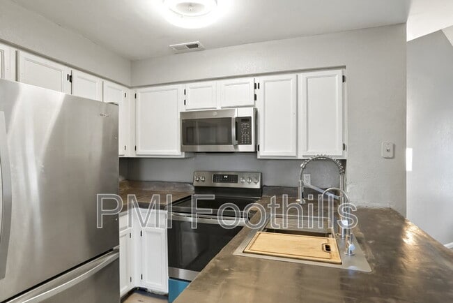 Building Photo - 832 S Vance St