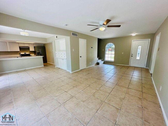Foto del edificio - Prestigious Residential Offering: Expansiv...