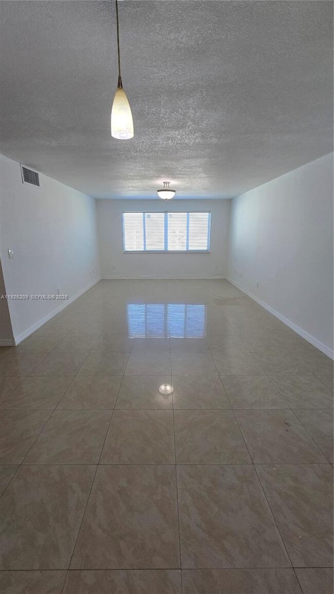 Foto del edificio - 14830 Naranja Lakes Blvd