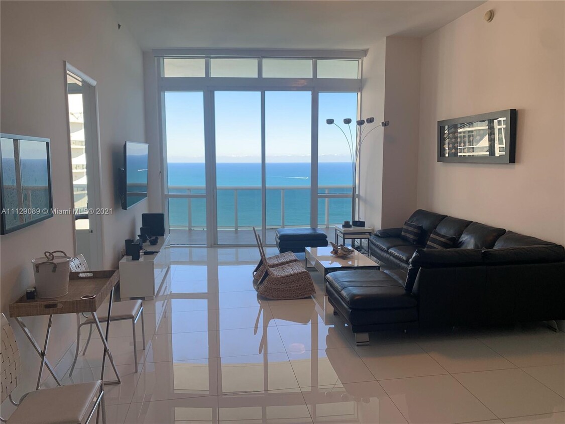 Foto principal - 15811 Collins Ave