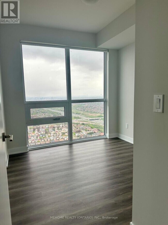 Photo du bâtiment - 430-4430 Square One Dr