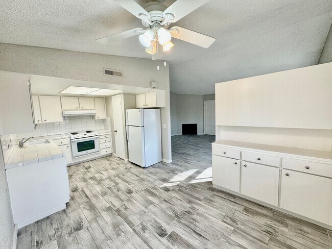 Foto del edificio - Spacious 2BD/2BTH with Private 2 Car Garage!