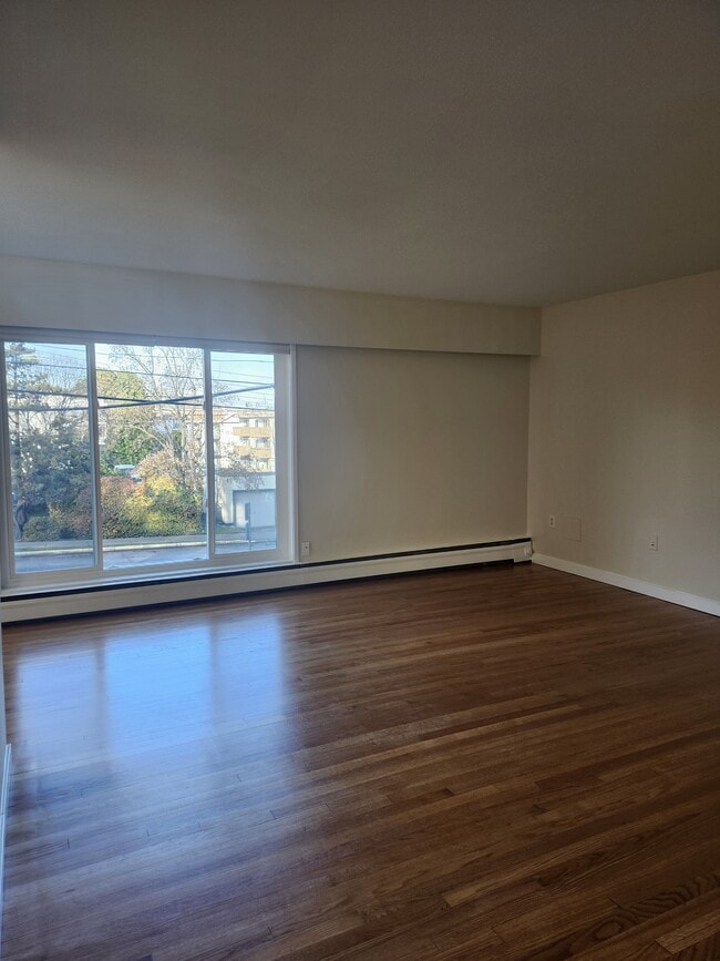 Photo du bâtiment - 1653 Oak Bay Ave