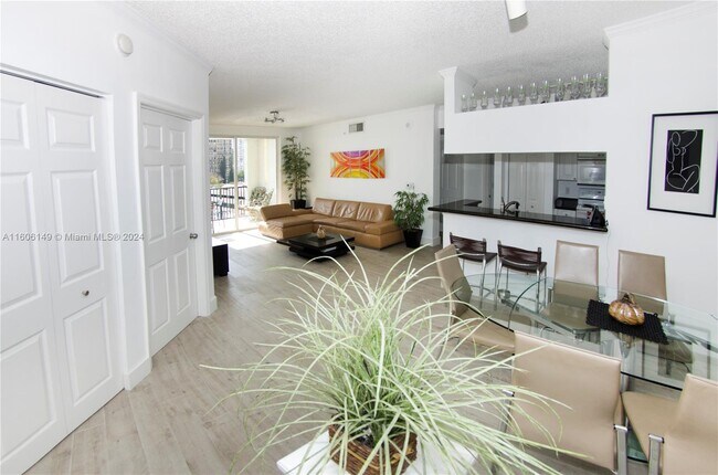 Foto del edificio - 17150 N Bay Rd